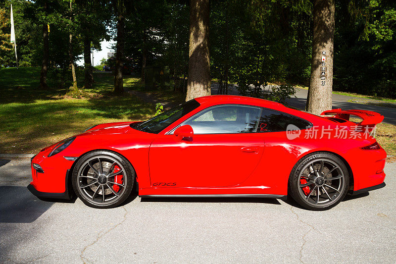 红色保时捷GT3 911侧视图
